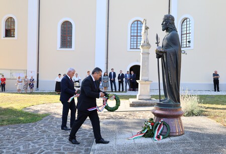 Polaganje venca pri kipu sv. Štefana. Foto: Duško Benin